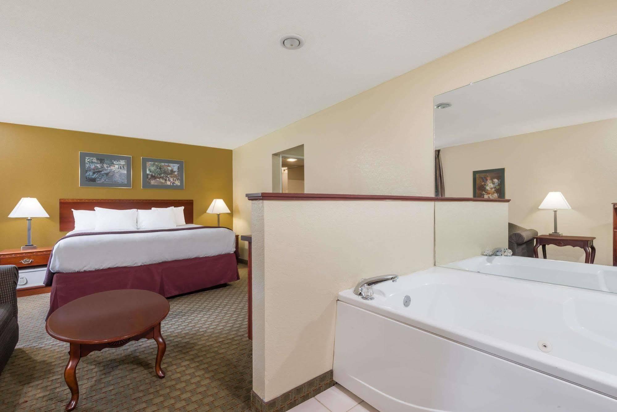 Days Inn By Wyndham Norton Екстер'єр фото